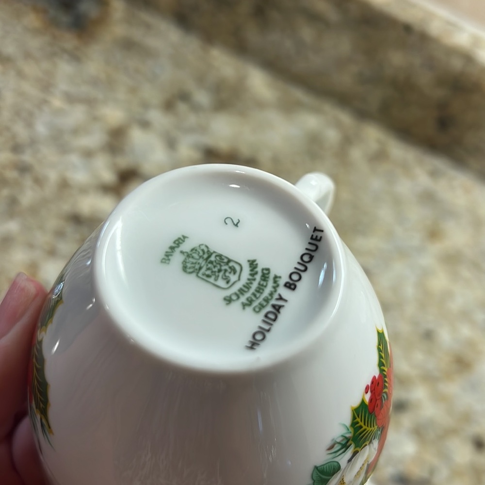 4 Holiday Cups & Saucers - Picture 5 of 9